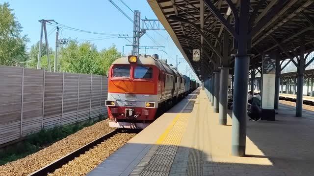 Тепловз 2М62У-0200 (ТЧЭ-2) с грузовым поездом.