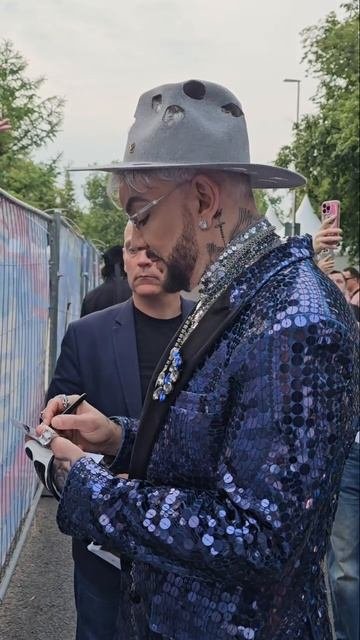 Киркоров через забор раздает автографы!