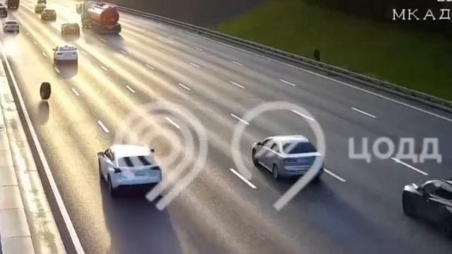 У грузовика отлетело переднее колесо.