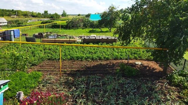 В 2025 году В деревне разломали крышу 1988 года постройки.