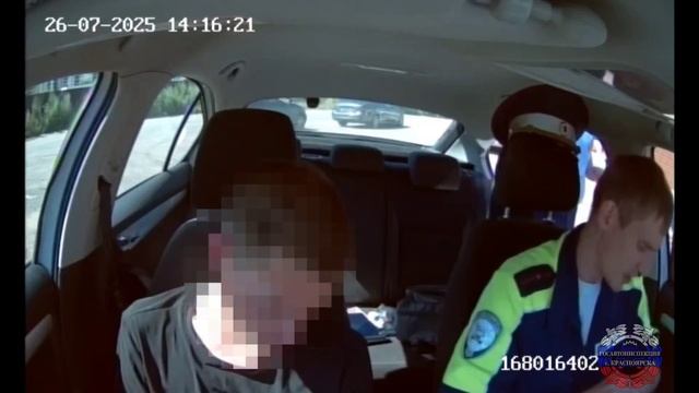 В Красноярске пьяный житель угнал у бывшей возлюбленной Hyundai Solaris и врезался в Mercedes