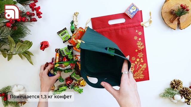 Новогодний подарочный мешок "Золотые шишки на зелёном" изготовлен из нетканого полипропилена.