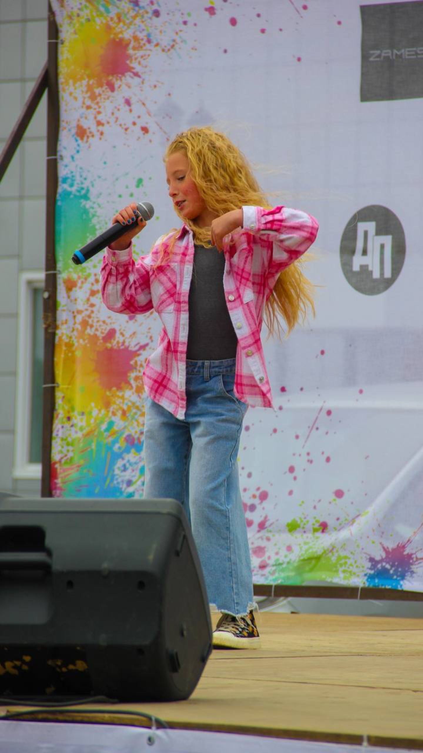 Пою Sigma BOY  на фестивале красок😄