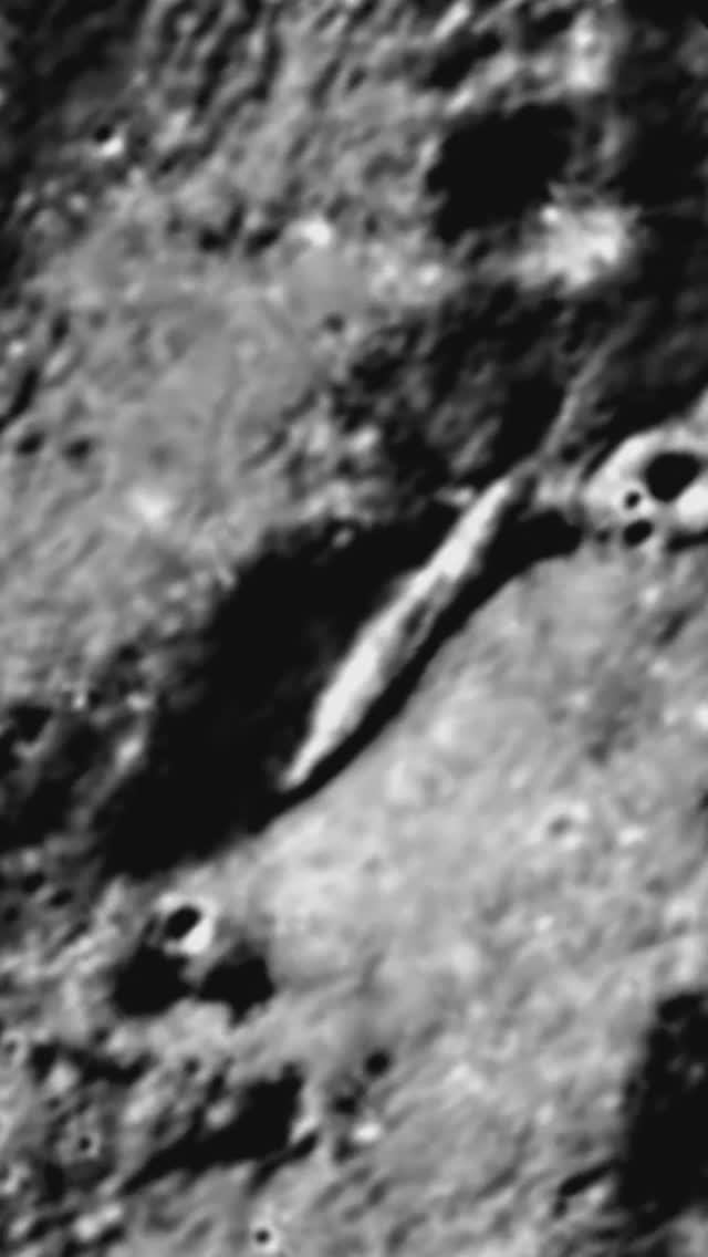 Огромный объект длиной более 3 км на поверхности Луны, возле кратера Ижак (улучшенная версия)