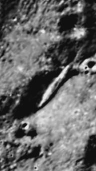 Огромный объект длиной более 3 км на поверхности Луны, возле кратера Ижак (улучшенная версия)