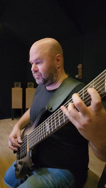 Снова студийный день. Записали ритм секцию в две поп-рок песни с @sasha_karpukhin
Бас Dingwall ABZ