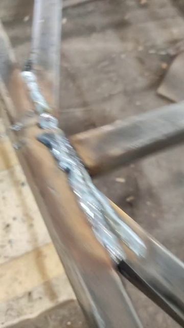 есть 2-а вида шва , красивый и крепкий , это крепкий .