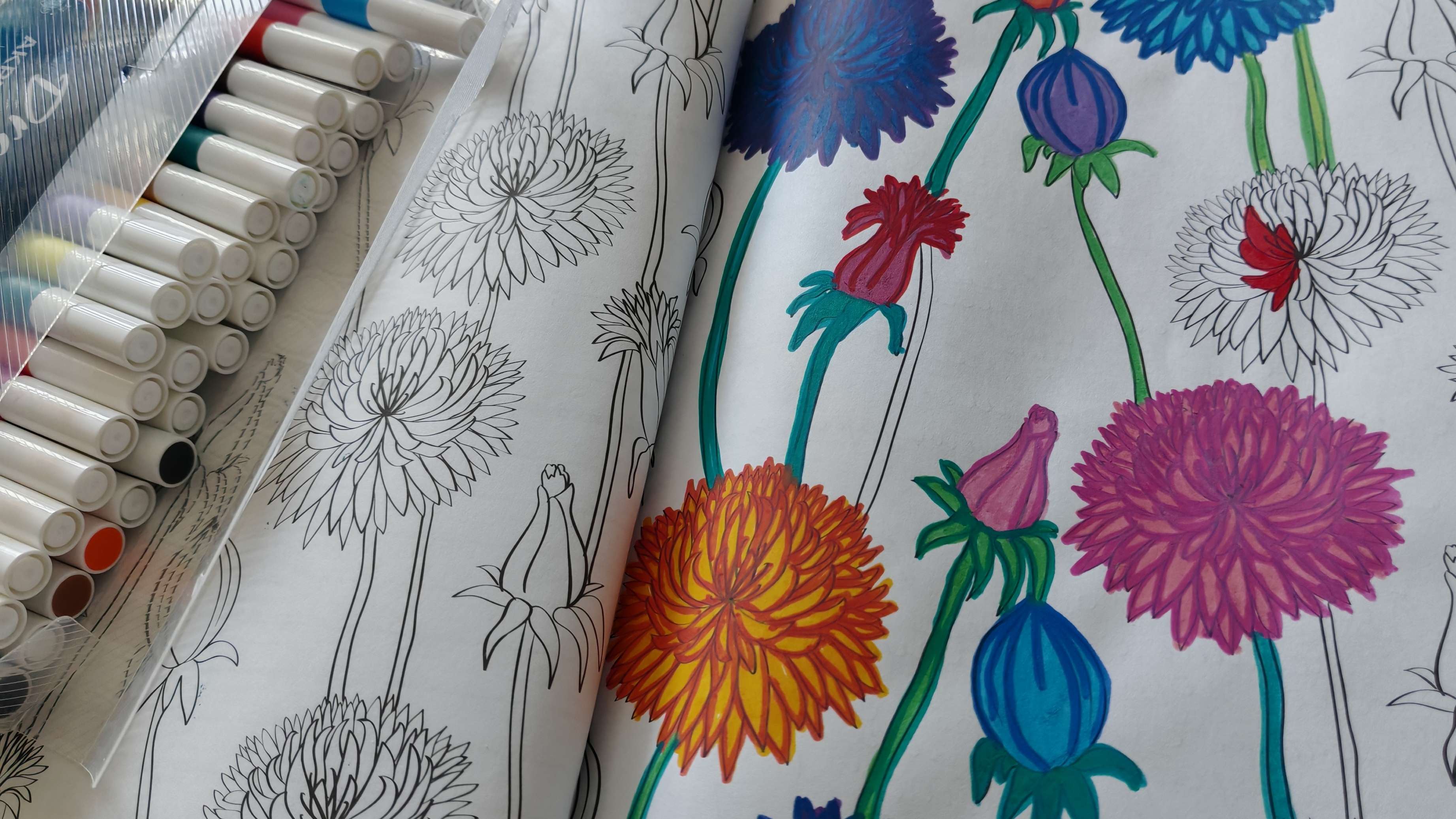 раскрашиваю цветы акриловыми маркерами