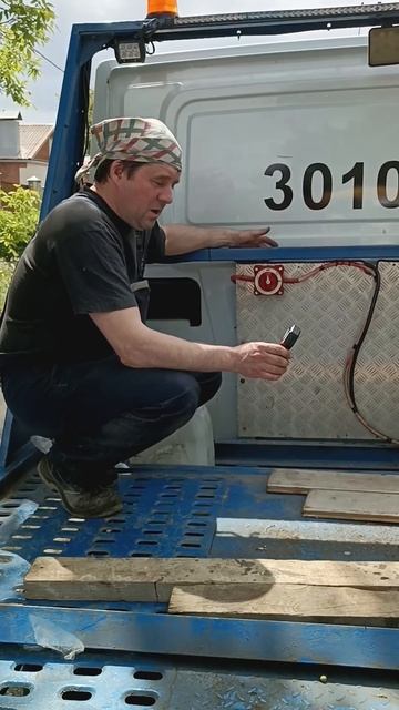 Устанавливаем размыкатель плюса на эвакуатор  #LebedkaService #ЛебедкаСервис #эвакуатор #внедорожник