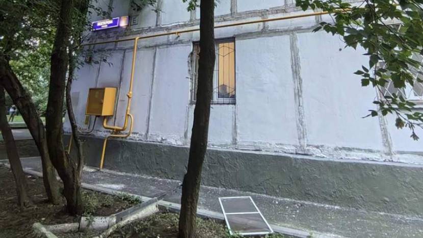 Двухлетняя девочка выпала из окна квартиры на четвертом этаже в Москве