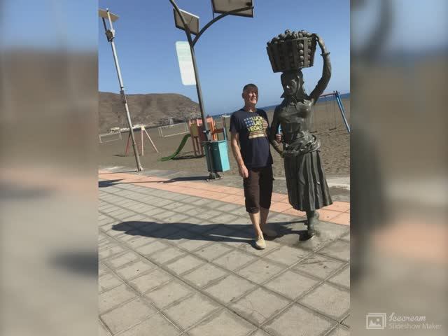 С корзиной винограда.