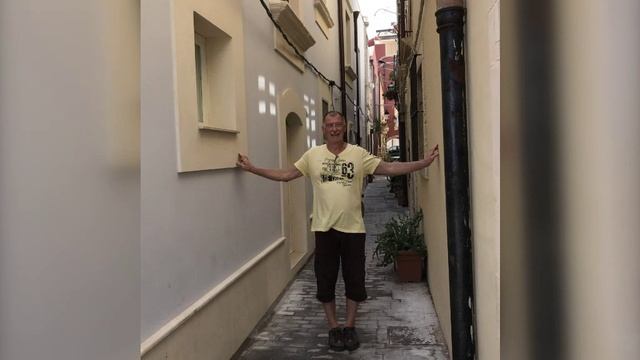 Узкая улочка на Сицилии.