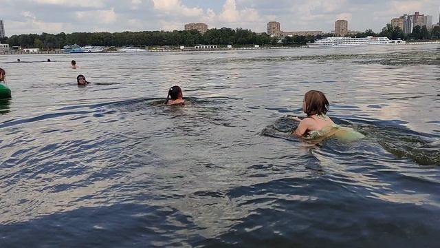 Ксюша и Аня купаются -1 ( 28.07.2025 )