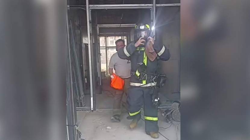 Пожар произошел в строящемся здании на севере Москвы