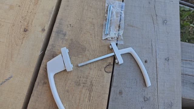 Как установить двойную ручку с замком на балконную дверь взамен старой односторонней