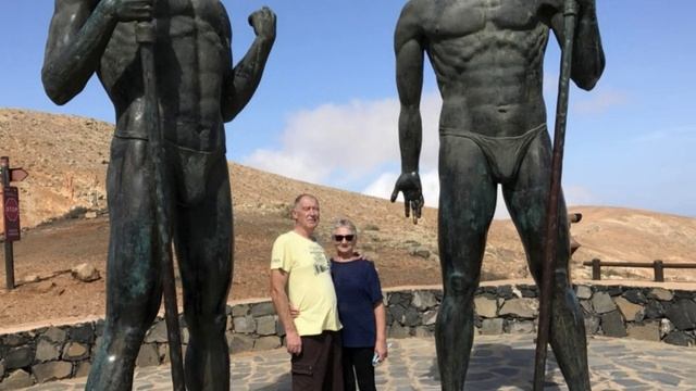 На маленьком острове большие фигуры.