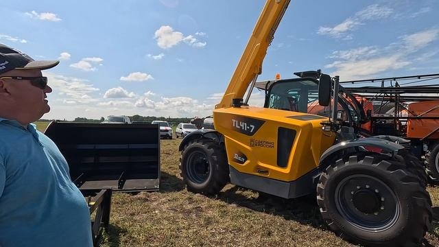 Новый телескопический погрузчик TL 41-7 сделанный в России ,смотрим.