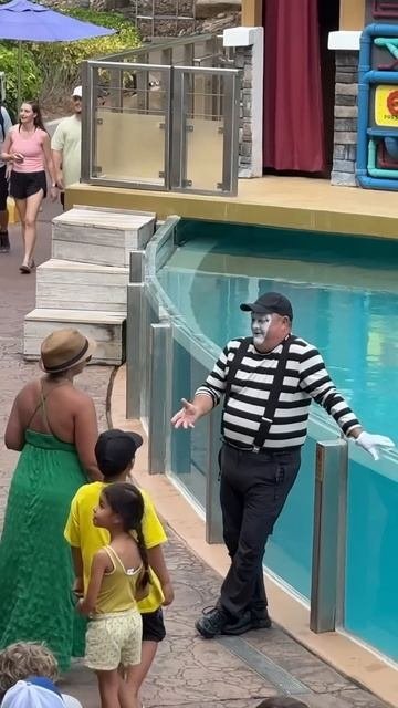 The Glove Was The Bait…But She Flipped The Script 🤣 Tom Mime Seaworld #seaworldmime #tomthemime