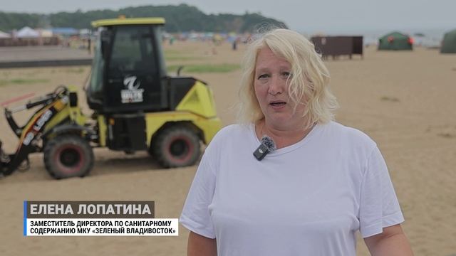 Комплексная уборка мусора идет на пляжах бухты Лазурная во Владивостоке.