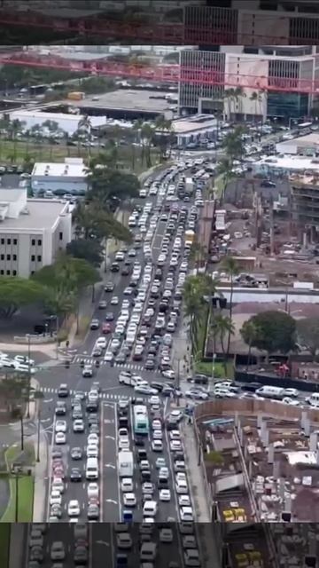 30-07-2025 Люди массово покидают побережья Гавайев из-за угрозы цунами и уезжают вглубь островов.
