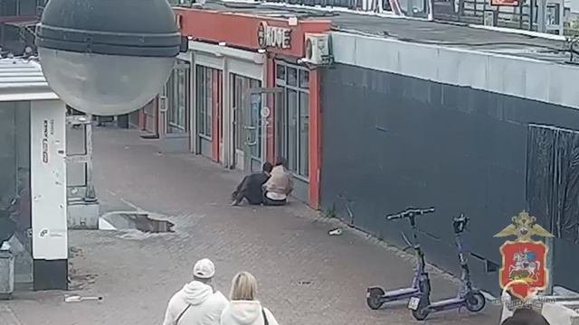Девушка не дала грабителю убежать с её телефоном.