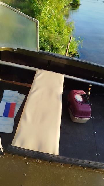 Клеим номер на лодку