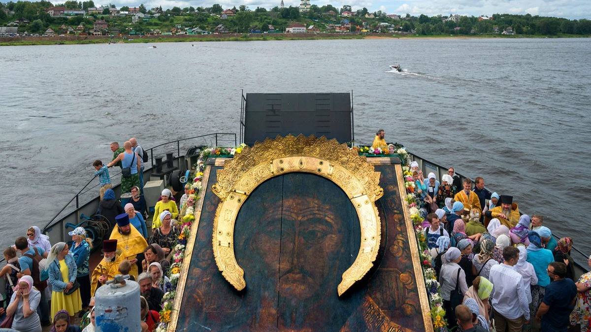 Большой Крестный ход с иконой Всемилостивого Спаса.