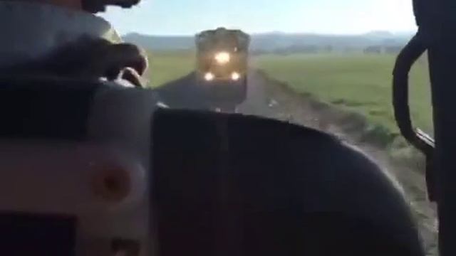 Вертолёт пролетел так низко что поезд был так близок
