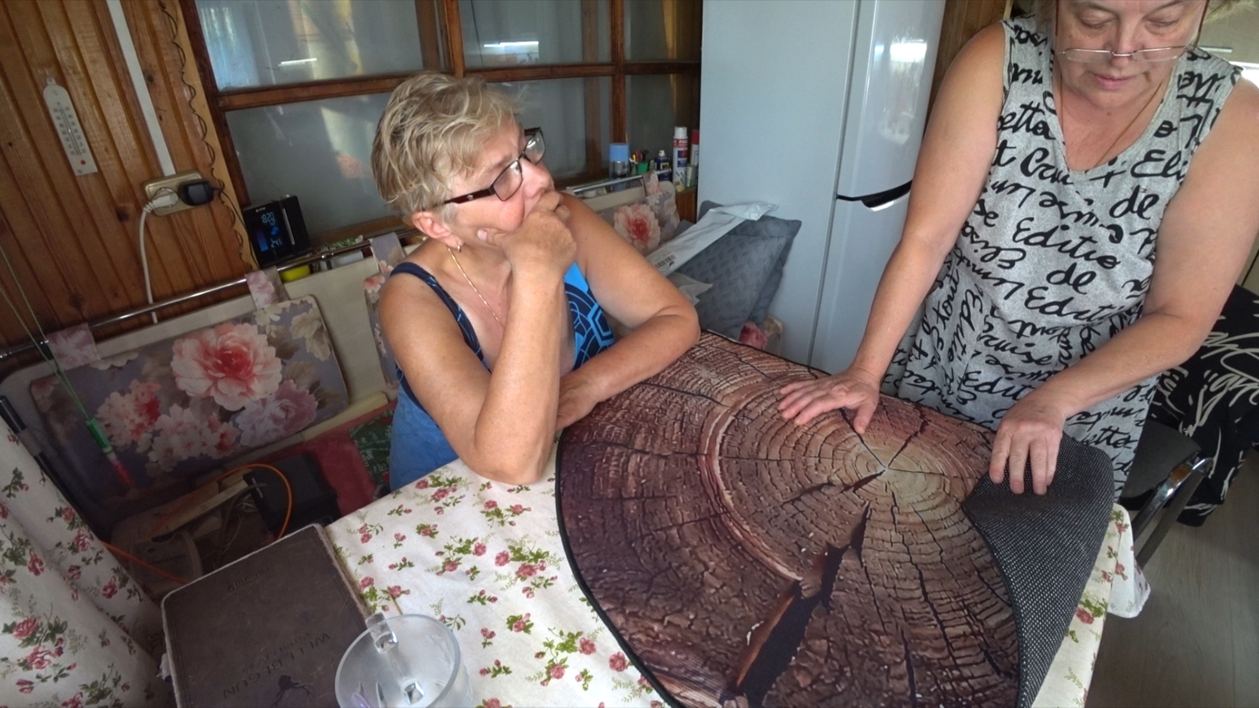 Пришли заказы. Рассматриваем и примеряем.