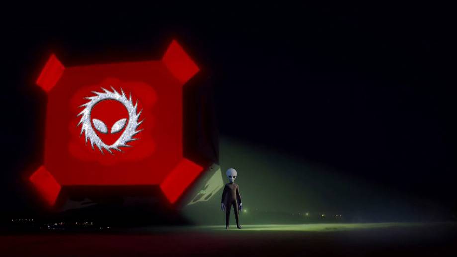 НЛО Красный с жёлтым светом появился над морем.