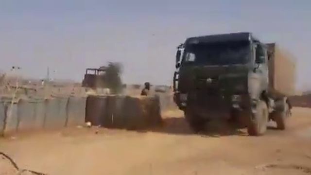 — Дарова, даврова, мерси!  Солдаты армии Мали радостно встречают колонну техники «Африканского к...