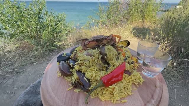 Готовим плов (мидии, креветки, крабы) на море...