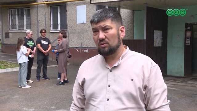 75-летний житель Мубарякова собирает мусор, дерется и лазает по стенам