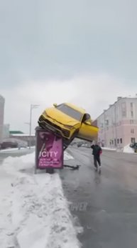 Ламборгини Урус залетел на автобусную остановку