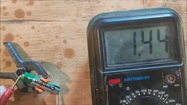 Проверка батареек мультиметром.