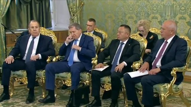 Президент Лаоса решил подарить России пару слонов.
«В хозяйстве пригодятся», — пошутил Путин.