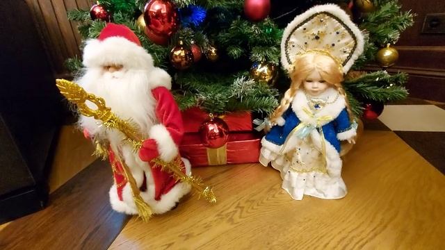 У елки ДЕД МОРОЗ и СНИГУРОЧКА (2)