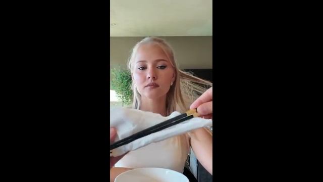 Секрет фокуса - палочки превращаются в вилку (uu)