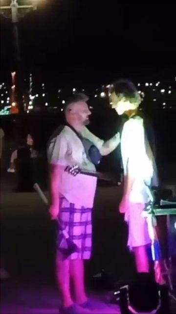 Мужчина топором разрубил оборудование уличного музыканта в Новороссийске