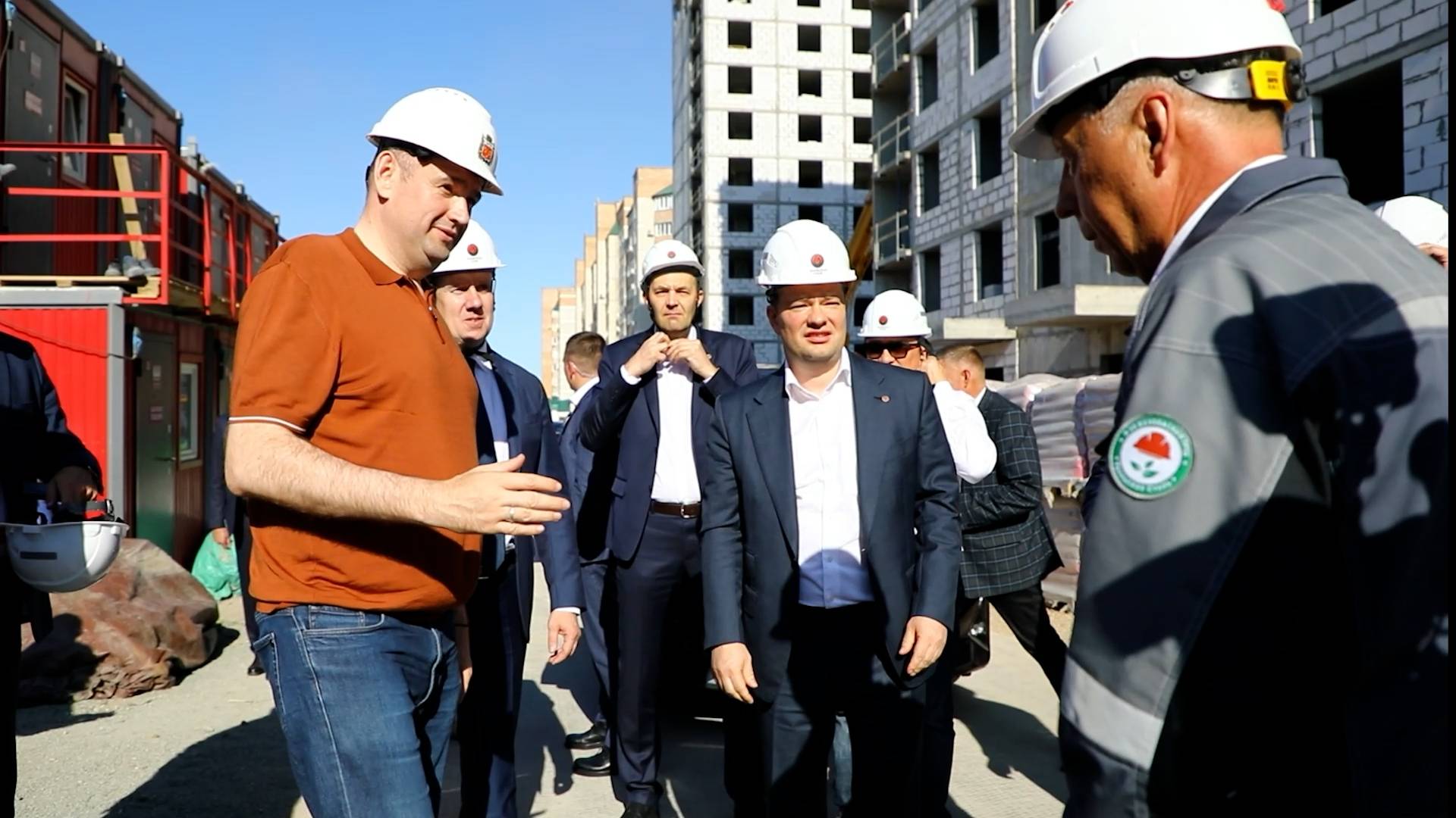 Строительство дома для работников комбината движется полным ходом. Губернатор убедился.