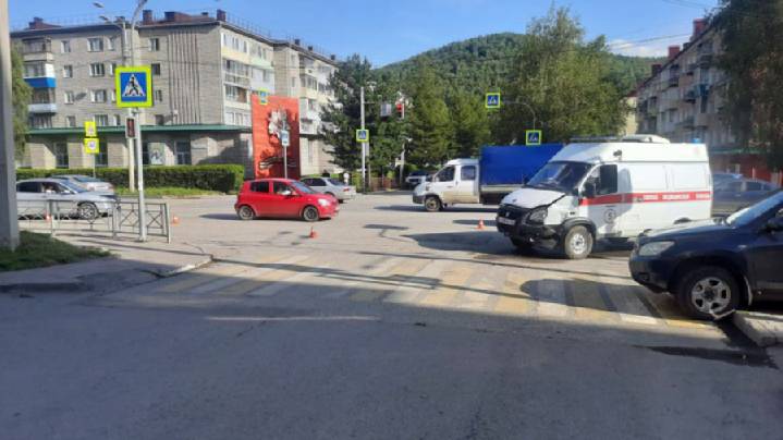 На Алтае машина скорой, ехавшая с места ДТП с пострадавшим, попала в аварию