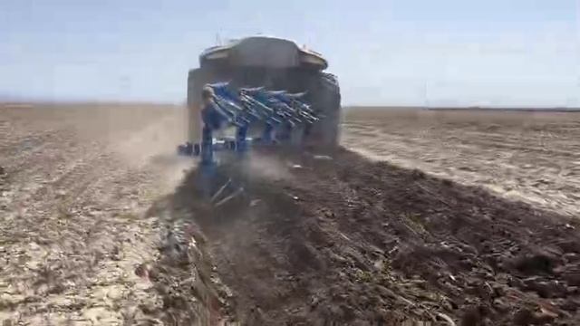 Китайские инженеры выкатили ИИ-трактор Honghu T70 — он самостоятельно ездит по полю и выполняет зада