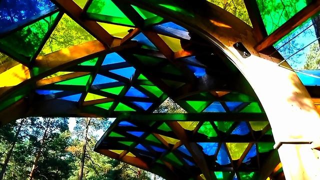 Сцена и места для зрителей , под открытым небом в лесу. красота