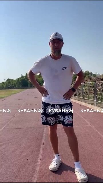 Мужчина кувалдой разнес сидения на стадионе имени Бурлака в Славянске-на-Кубани