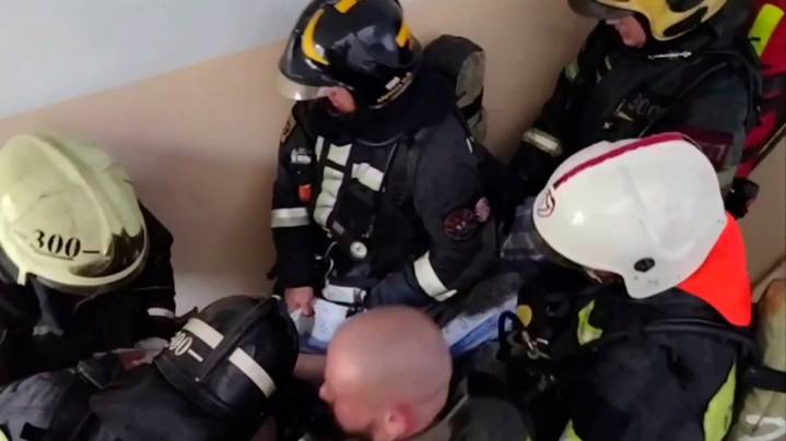 Спасатели на руках вынесли женщину-инвалида из горящей в Балашихе пятиэтажки