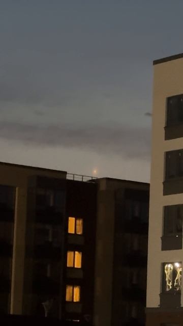 Летящий шар в небе.