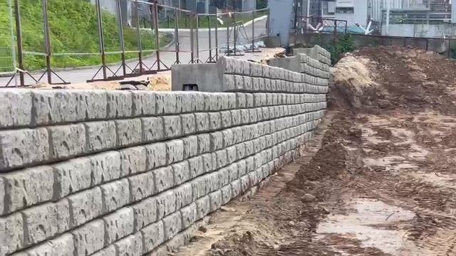 Устройство подпорной стенки с помощью К-Блок
