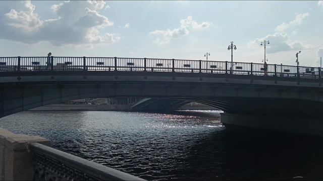Прогулки по Москве По набережной Яузы между мостами гуляю... Болтаю..