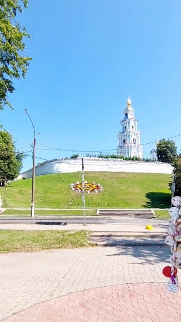 Уголок молодожёнов на набережной  в Костроме