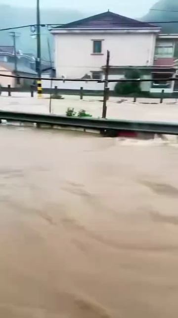 Тропический шторм в Китае: 10-миллионный Нинбо затопило после 370 мм осадков за 24 часа"подпишись